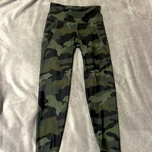 Old navy active wear it is a size medium they are high rise and fit perfect.